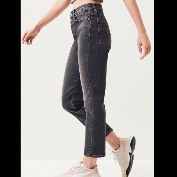 Levi's premium Wedgie Straight Leg high Rise Jeans - Picture 2 of 11